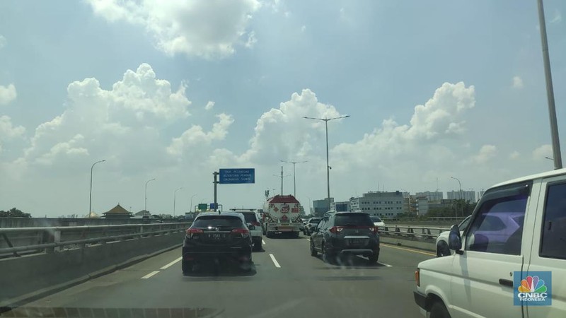 Kondisi Lalu Lintas Di Tol Dalam Kota terpantau Padat Merayap. Berdasarkan Pantauan pukul 12.40 WIB, kepadatan mulai terjadi dari pintu masuk Tol Semanggi, hingga ke Pintu tol keluar Cawang. (CNBC Indonesia/Eko Frima)