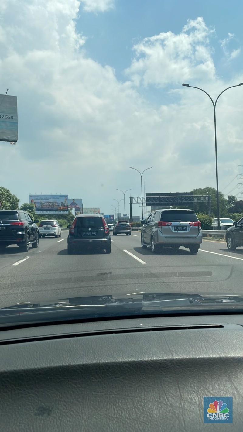 Kondisi Lalu Lintas Di Tol Dalam Kota terpantau Padat Merayap. Berdasarkan Pantauan pukul 12.40 WIB, kepadatan mulai terjadi dari pintu masuk Tol Semanggi, hingga ke Pintu tol keluar Cawang. Kondisi Lalu Lintas Di Tol Dalam Kota terpantau Padat Merayap. Berdasarkan Pantauan pukul 12.40 WIB, kepadatan mulai terjadi dari pintu masuk Tol Semanggi, hingga ke Pintu tol keluar Cawang. (CNBC Indonesia/Eko Frima)