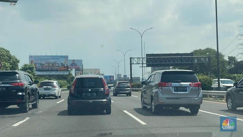Kondisi Lalu Lintas Di Tol Dalam Kota terpantau Padat Merayap. Berdasarkan Pantauan pukul 12.40 WIB, kepadatan mulai terjadi dari pintu masuk Tol Semanggi, hingga ke Pintu tol keluar Cawang. (CNBC Indonesia/Eko Frima)