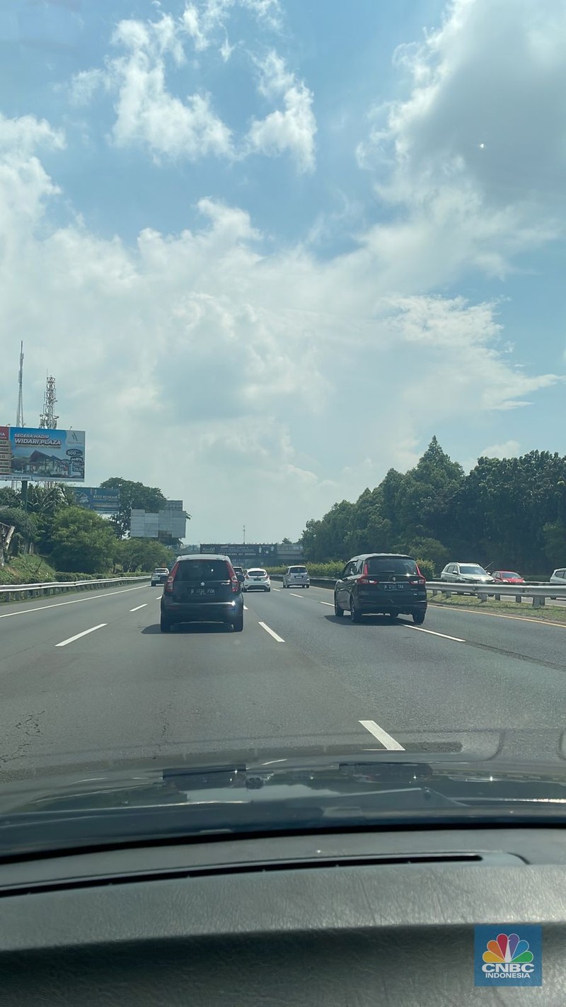 Kondisi Lalu Lintas Di Tol Dalam Kota terpantau Padat Merayap. Berdasarkan Pantauan pukul 12.40 WIB, kepadatan mulai terjadi dari pintu masuk Tol Semanggi, hingga ke Pintu tol keluar Cawang. Kondisi Lalu Lintas Di Tol Dalam Kota terpantau Padat Merayap. Berdasarkan Pantauan pukul 12.40 WIB, kepadatan mulai terjadi dari pintu masuk Tol Semanggi, hingga ke Pintu tol keluar Cawang. (CNBC Indonesia/Eko Frima)