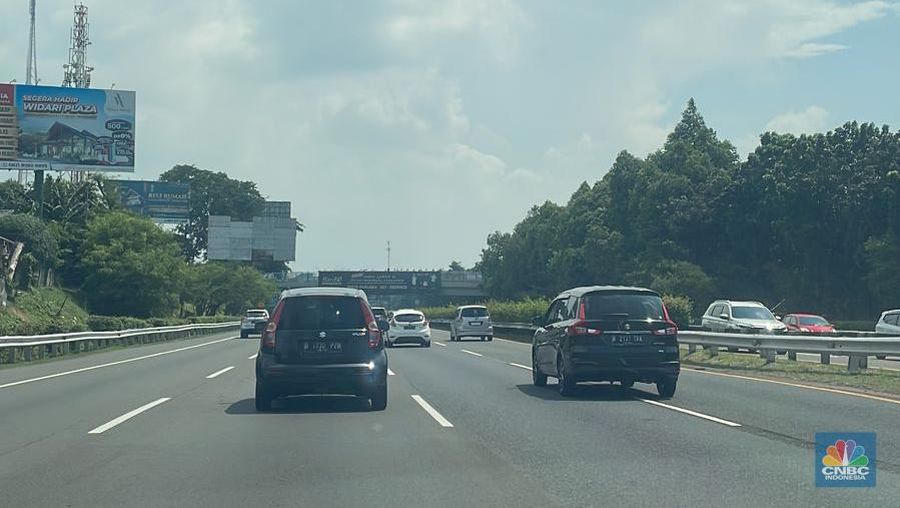 Kondisi Lalu Lintas Di Tol Dalam Kota terpantau Padat Merayap. Berdasarkan Pantauan pukul 12.40 WIB, kepadatan mulai terjadi dari pintu masuk Tol Semanggi, hingga ke Pintu tol keluar Cawang. (CNBC Indonesia/Eko Frima)