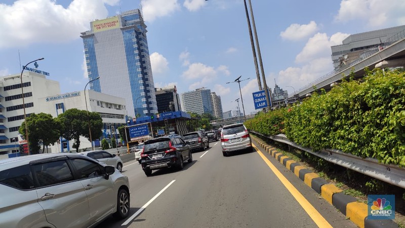 Kondisi Lalu Lintas Di Tol Dalam Kota terpantau Padat Merayap. Berdasarkan Pantauan pukul 12.40 WIB, kepadatan mulai terjadi dari pintu masuk Tol Semanggi, hingga ke Pintu tol keluar Cawang. Kondisi Lalu Lintas Di Tol Dalam Kota terpantau Padat Merayap. Berdasarkan Pantauan pukul 12.40 WIB, kepadatan mulai terjadi dari pintu masuk Tol Semanggi, hingga ke Pintu tol keluar Cawang. (CNBC Indonesia/Eko Frima)