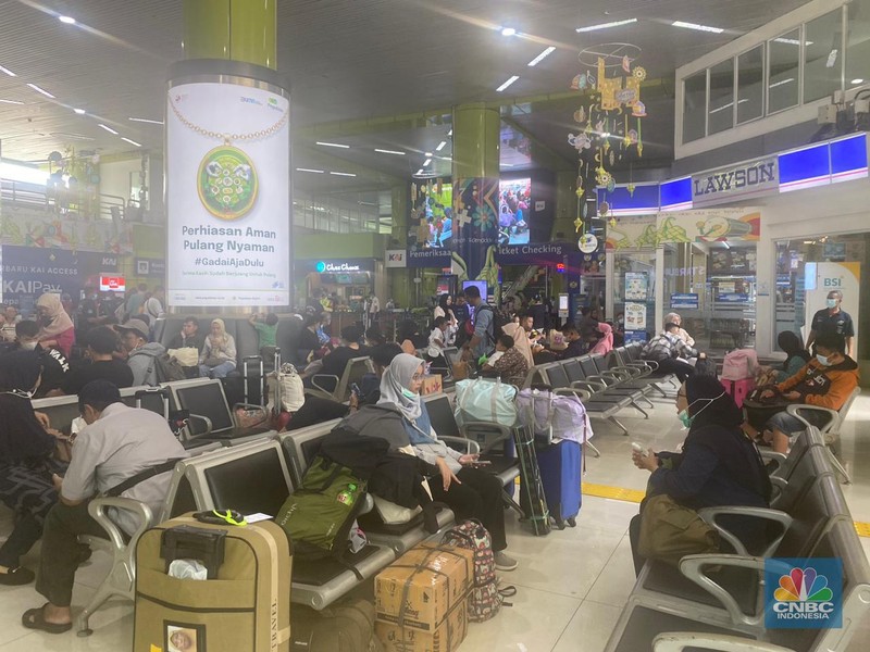 Kondisi Stasiun Gambir, Jakarta pada Hari Raya Idul Fitri, Sabtu siang (22/4/2023) terlihat lengang. Tidak terjadi penumpukan penumpang baik di area tunggu lantai 1 maupun menuju ke peron kereta api. Begitu pula di area check-in juga terpantau kosong. Siang ini terdapat beberapa kereta yang disiapkan seperti Argo Parahyangan tambahan, Argo Sindoro Tambahan, dan Brawijaya. (CNBC Indonesia/Novina Putri Bestari)