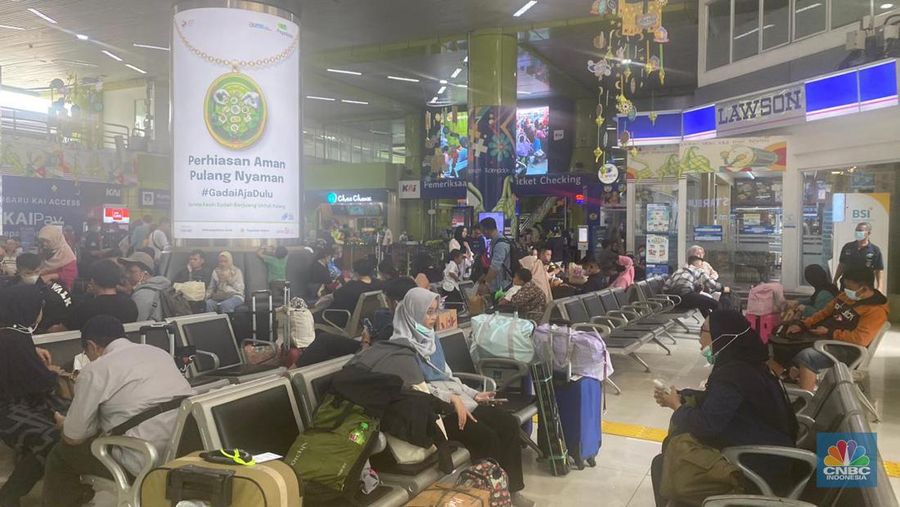 Kondisi Stasiun Gambir, Jakarta pada Hari Raya Idul Fitri, Sabtu siang (22/4/2023) terlihat lengang. Tidak terjadi penumpukan penumpang baik di area tunggu lantai 1 maupun menuju ke peron kereta api. Begitu pula di area check-in juga terpantau kosong. Siang ini terdapat beberapa kereta yang disiapkan seperti Argo Parahyangan tambahan, Argo Sindoro Tambahan, dan Brawijaya. (CNBC Indonesia/Novina Putri Bestari)