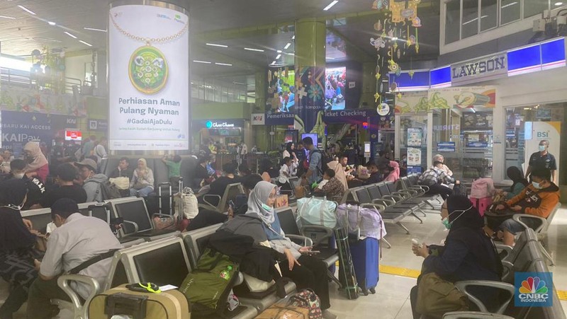 Kondisi Stasiun Gambir, Jakarta pada Hari Raya Idul Fitri, Sabtu siang (22/4/2023) terlihat lengang. Tidak terjadi penumpukan penumpang baik di area tunggu lantai 1 maupun menuju ke peron kereta api. Begitu pula di area check-in juga terpantau kosong. Siang ini terdapat beberapa kereta yang disiapkan seperti Argo Parahyangan tambahan, Argo Sindoro Tambahan, dan Brawijaya. (CNBC Indonesia/Novina Putri Bestari)