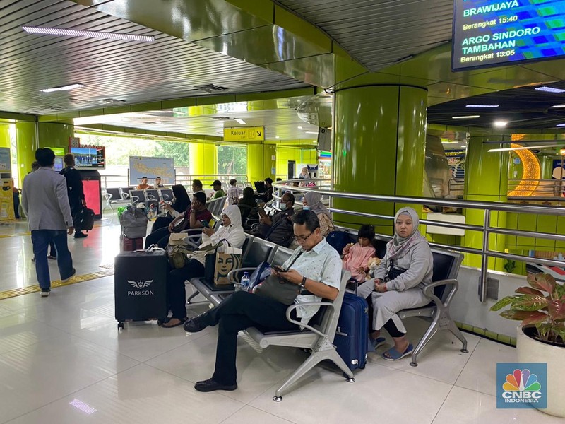 Kondisi Stasiun Gambir, Jakarta pada Hari Raya Idul Fitri, Sabtu siang (22/4/2023) terlihat lengang. Tidak terjadi penumpukan penumpang baik di area tunggu lantai 1 maupun menuju ke peron kereta api. Begitu pula di area check-in juga terpantau kosong. Siang ini terdapat beberapa kereta yang disiapkan seperti Argo Parahyangan tambahan, Argo Sindoro Tambahan, dan Brawijaya. (CNBC Indonesia/Novina Putri Bestari)