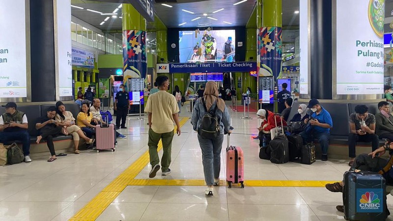 Kondisi Stasiun Gambir, Jakarta pada Hari Raya Idul Fitri, Sabtu siang (22/4/2023) terlihat lengang. Tidak terjadi penumpukan penumpang baik di area tunggu lantai 1 maupun menuju ke peron kereta api. Begitu pula di area check-in juga terpantau kosong. Siang ini terdapat beberapa kereta yang disiapkan seperti Argo Parahyangan tambahan, Argo Sindoro Tambahan, dan Brawijaya. (CNBC Indonesia/Novina Putri Bestari)