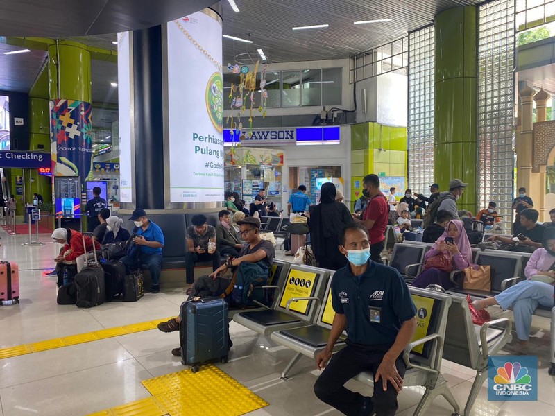 Kondisi Stasiun Gambir, Jakarta pada Hari Raya Idul Fitri, Sabtu siang (22/4/2023) terlihat lengang. Tidak terjadi penumpukan penumpang baik di area tunggu lantai 1 maupun menuju ke peron kereta api. Begitu pula di area check-in juga terpantau kosong. Siang ini terdapat beberapa kereta yang disiapkan seperti Argo Parahyangan tambahan, Argo Sindoro Tambahan, dan Brawijaya. (CNBC Indonesia/Novina Putri Bestari)
