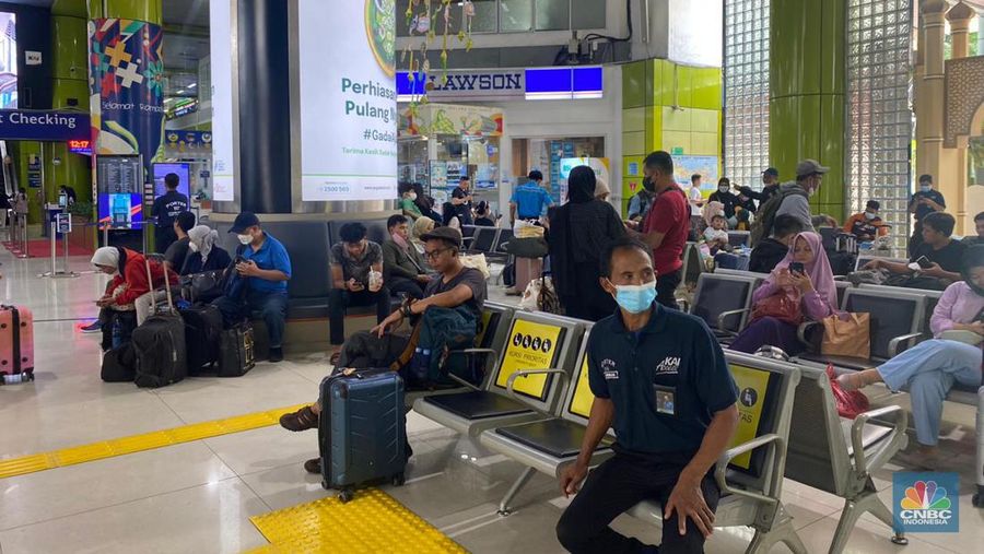 Kondisi Stasiun Gambir, Jakarta pada Hari Raya Idul Fitri, Sabtu siang (22/4/2023) terlihat lengang. Tidak terjadi penumpukan penumpang baik di area tunggu lantai 1 maupun menuju ke peron kereta api. Begitu pula di area check-in juga terpantau kosong. Siang ini terdapat beberapa kereta yang disiapkan seperti Argo Parahyangan tambahan, Argo Sindoro Tambahan, dan Brawijaya. (CNBC Indonesia/Novina Putri Bestari)