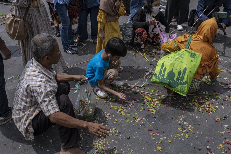 Masyarakat Jawa berebut 'Gunungan', sebuah kurban berbentuk gunung, saat upacara Grebeg Syawalan sebagai bagian dari perayaan Idul Fitri di Masjid Agung Kauman pada 22 April 2023 di Yogyakarta, Indonesia. Masyarakat Jawa berebut 'Gunungan', sebuah kurban berbentuk gunung, saat upacara Grebeg Syawalan sebagai bagian dari perayaan Idul Fitri di Masjid Agung Kauman pada 22 April 2023 di Yogyakarta, Indonesia. Grebeg Syawal merupakan tradisi yang mengikuti bulan suci Ramadan untuk menyambut Idul Fitri. Tradisi tersebut berupa sesaji sayuran, paprika, telur, dan barang-barang lainnya yang disebut 'Gunungan Wadon' dan 'Gunungan Lanang' yang dibawa ke Masjid Raya sebagai bagian dari simbol sedekah Sri Sultan Hamengkubuwono X kepada rakyatnya. Menerima sebagian Gunungan dipercaya membawa keberuntungan dan berkah untuk setahun ke depan. (Ulet Ifansasti/Getty Images)