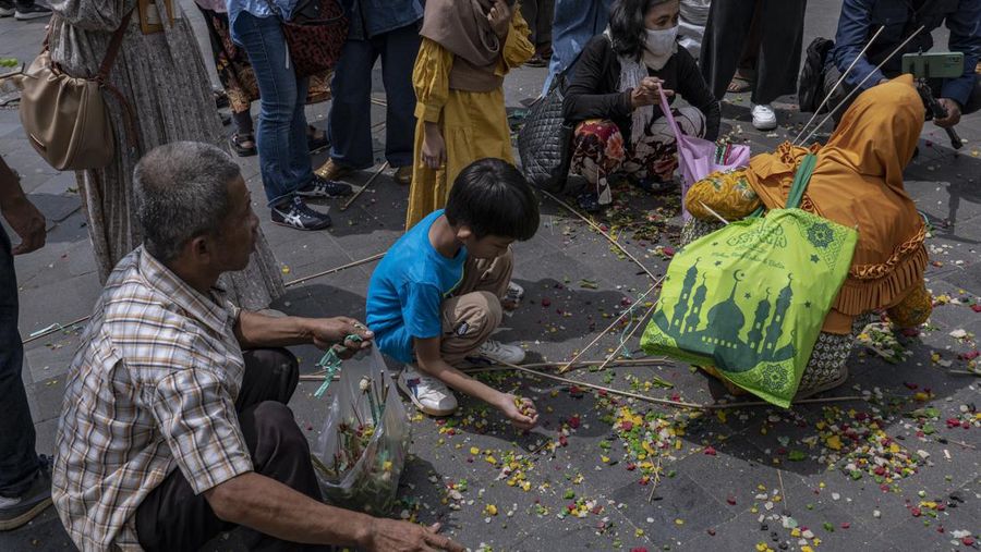 Masyarakat Jawa berebut 'Gunungan', sebuah kurban berbentuk gunung, saat upacara Grebeg Syawalan sebagai bagian dari perayaan Idul Fitri di Masjid Agung Kauman pada 22 April 2023 di Yogyakarta, Indonesia. Grebeg Syawal merupakan tradisi yang mengikuti bulan suci Ramadan untuk menyambut Idul Fitri. Tradisi tersebut berupa sesaji sayuran, paprika, telur, dan barang-barang lainnya yang disebut 'Gunungan Wadon' dan 'Gunungan Lanang' yang dibawa ke Masjid Raya sebagai bagian dari simbol sedekah Sri Sultan Hamengkubuwono X kepada rakyatnya. Menerima sebagian Gunungan dipercaya membawa keberuntungan dan berkah untuk setahun ke depan. (Ulet Ifansasti/Getty Images)