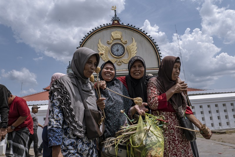 Masyarakat Jawa berebut 'Gunungan', sebuah kurban berbentuk gunung, saat upacara Grebeg Syawalan sebagai bagian dari perayaan Idul Fitri di Masjid Agung Kauman pada 22 April 2023 di Yogyakarta, Indonesia. Masyarakat Jawa berebut 'Gunungan', sebuah kurban berbentuk gunung, saat upacara Grebeg Syawalan sebagai bagian dari perayaan Idul Fitri di Masjid Agung Kauman pada 22 April 2023 di Yogyakarta, Indonesia. Grebeg Syawal merupakan tradisi yang mengikuti bulan suci Ramadan untuk menyambut Idul Fitri. Tradisi tersebut berupa sesaji sayuran, paprika, telur, dan barang-barang lainnya yang disebut 'Gunungan Wadon' dan 'Gunungan Lanang' yang dibawa ke Masjid Raya sebagai bagian dari simbol sedekah Sri Sultan Hamengkubuwono X kepada rakyatnya. Menerima sebagian Gunungan dipercaya membawa keberuntungan dan berkah untuk setahun ke depan. (Ulet Ifansasti/Getty Images)