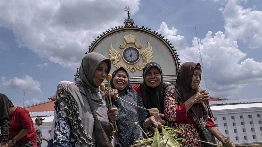 Masyarakat Jawa berebut 'Gunungan', sebuah kurban berbentuk gunung, saat upacara Grebeg Syawalan sebagai bagian dari perayaan Idul Fitri di Masjid Agung Kauman pada 22 April 2023 di Yogyakarta, Indonesia. Grebeg Syawal merupakan tradisi yang mengikuti bulan suci Ramadan untuk menyambut Idul Fitri. Tradisi tersebut berupa sesaji sayuran, paprika, telur, dan barang-barang lainnya yang disebut 'Gunungan Wadon' dan 'Gunungan Lanang' yang dibawa ke Masjid Raya sebagai bagian dari simbol sedekah Sri Sultan Hamengkubuwono X kepada rakyatnya. Menerima sebagian Gunungan dipercaya membawa keberuntungan dan berkah untuk setahun ke depan. (Ulet Ifansasti/Getty Images)