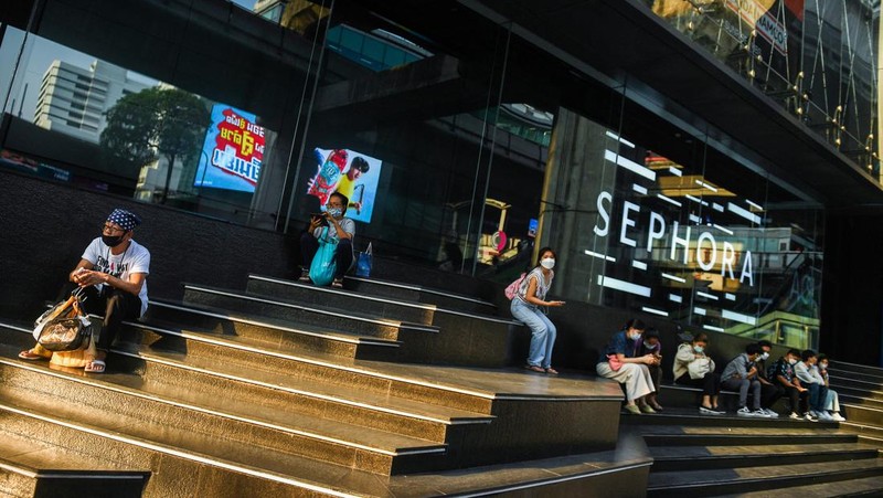 Orang-orang memegang payung saat menyeberang jalan saat suhu mencapai rekor 45,4 derajat Celcius (113,7 Fahrenheit) di Bangkok, Thailand, 22 April 2023. (REUTERS/Chalinee Thirasupa)