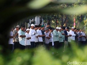 Bacaan Niat Salat Idul Fitri Secara Berjamaah untuk Imam dan Makmum