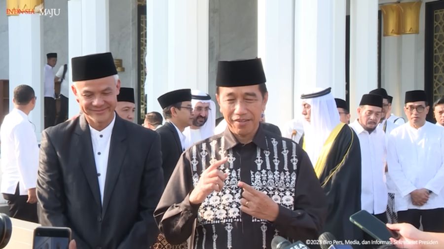 Presiden Jokowi bersama Gubernur Jawa Tengah Ganjar Pranowo saat memberikan keterangan Pers usai melaksanakan Salat Ied Fitri 1444 H di Masjid  Masjid Raya Sheikh Zayed Al-Nahyan (MBZ) di Solo.