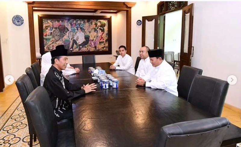 Presiden menerima kedatangan Menteri Pertahanan Prabowo Subianto dan putranya, Didit Hediprasetyo, sekitar pukul 12.00 WIB saat berada di kediamannya di Kota Surakarta. (Tangkapan Layar Instagram @sekretariat.kabinet)