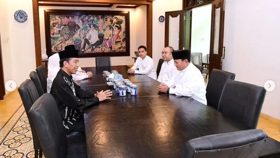 Presiden menerima kedatangan Menteri Pertahanan Prabowo Subianto dan putranya, Didit Hediprasetyo, sekitar pukul 12.00 WIB saat berada di kediamannya di Kota Surakarta. (Tangkapan Layar Instagram @sekretariat.kabinet)