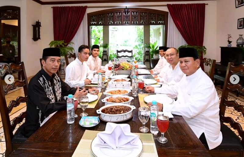 Presiden menerima kedatangan Menteri Pertahanan Prabowo Subianto dan putranya, Didit Hediprasetyo, sekitar pukul 12.00 WIB saat berada di kediamannya di Kota Surakarta. Presiden menerima kedatangan Menteri Pertahanan Prabowo Subianto dan putranya, Didit Hediprasetyo, sekitar pukul 12.00 WIB saat berada di kediamannya di Kota Surakarta. (Tangkapan Layar Instagram @sekretariat.kabinet)