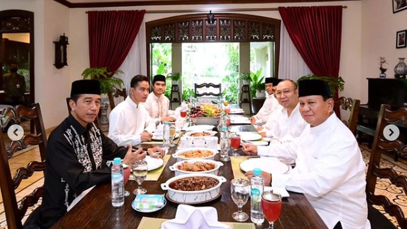 Presiden menerima kedatangan Menteri Pertahanan Prabowo Subianto dan putranya, Didit Hediprasetyo, sekitar pukul 12.00 WIB saat berada di kediamannya di Kota Surakarta. (Tangkapan Layar Instagram @sekretariat.kabinet)