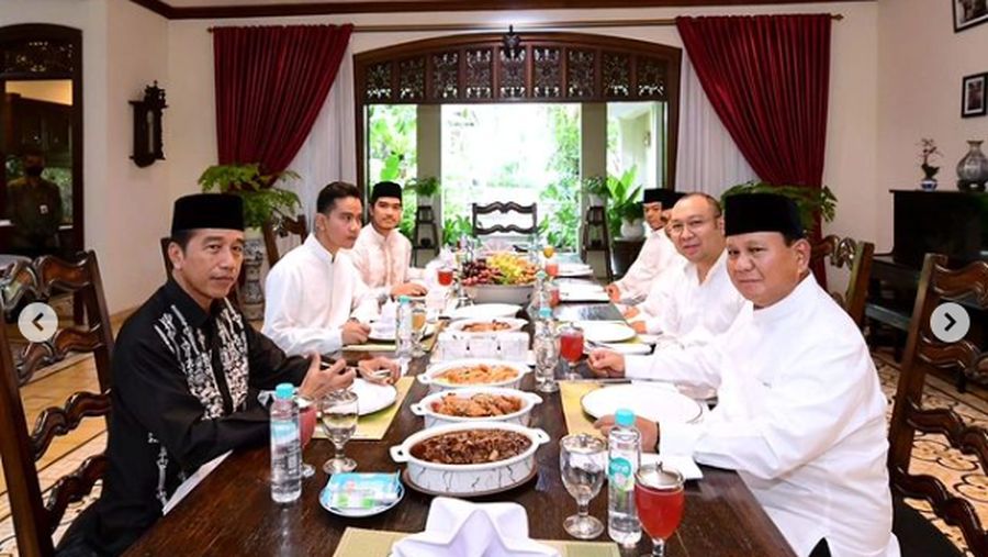 Presiden menerima kedatangan Menteri Pertahanan Prabowo Subianto dan putranya, Didit Hediprasetyo, sekitar pukul 12.00 WIB saat berada di kediamannya di Kota Surakarta. (Tangkapan Layar Instagram @sekretariat.kabinet)
