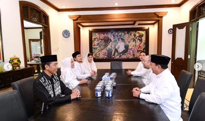 Presiden menerima kedatangan Menteri Pertahanan Prabowo Subianto dan putranya, Didit Hediprasetyo, sekitar pukul 12.00 WIB saat berada di kediamannya di Kota Surakarta. Presiden menerima kedatangan Menteri Pertahanan Prabowo Subianto dan putranya, Didit Hediprasetyo, sekitar pukul 12.00 WIB saat berada di kediamannya di Kota Surakarta. (Tangkapan Layar Instagram @sekretariat.kabinet)