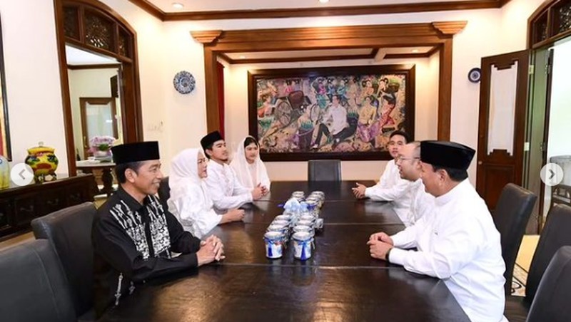 Presiden menerima kedatangan Menteri Pertahanan Prabowo Subianto dan putranya, Didit Hediprasetyo, sekitar pukul 12.00 WIB saat berada di kediamannya di Kota Surakarta. (Tangkapan Layar Instagram @sekretariat.kabinet)