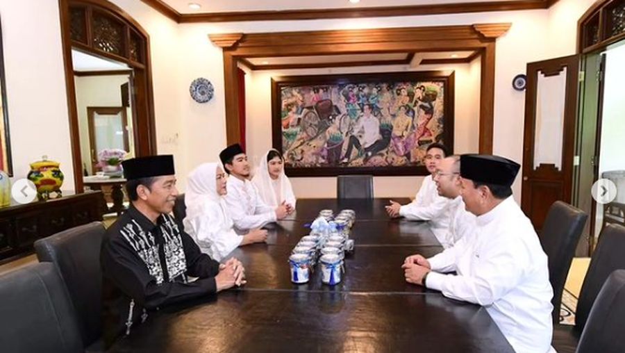 Presiden menerima kedatangan Menteri Pertahanan Prabowo Subianto dan putranya, Didit Hediprasetyo, sekitar pukul 12.00 WIB saat berada di kediamannya di Kota Surakarta. (Tangkapan Layar Instagram @sekretariat.kabinet)