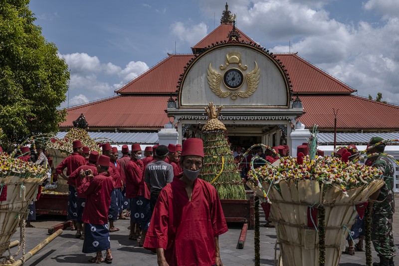 Masyarakat Jawa berebut 'Gunungan', sebuah kurban berbentuk gunung, saat upacara Grebeg Syawalan sebagai bagian dari perayaan Idul Fitri di Masjid Agung Kauman pada 22 April 2023 di Yogyakarta, Indonesia. Masyarakat Jawa berebut 'Gunungan', sebuah kurban berbentuk gunung, saat upacara Grebeg Syawalan sebagai bagian dari perayaan Idul Fitri di Masjid Agung Kauman pada 22 April 2023 di Yogyakarta, Indonesia. Grebeg Syawal merupakan tradisi yang mengikuti bulan suci Ramadan untuk menyambut Idul Fitri. Tradisi tersebut berupa sesaji sayuran, paprika, telur, dan barang-barang lainnya yang disebut 'Gunungan Wadon' dan 'Gunungan Lanang' yang dibawa ke Masjid Raya sebagai bagian dari simbol sedekah Sri Sultan Hamengkubuwono X kepada rakyatnya. Menerima sebagian Gunungan dipercaya membawa keberuntungan dan berkah untuk setahun ke depan. (Ulet Ifansasti/Getty Images)