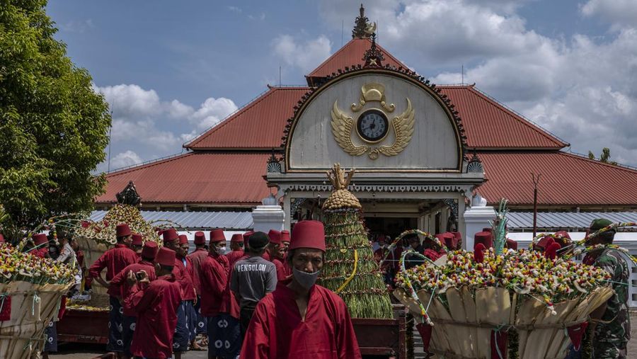 Relawan Keraton Kraton atau yang dikenal dengan sebutan 'Abdi Dalem' menyiapkan 'Gunungan' berupa gunungan, saat upacara Grebeg Syawalan sebagai bagian dari perayaan Idul Fitri di Masjid Agung Kauman pada 22 April 2023. di Yogyakarta, Indonesia. Grebeg Syawal merupakan tradisi yang mengikuti bulan suci Ramadan untuk menyambut Idul Fitri. Tradisi tersebut berupa sesaji sayuran, paprika, telur, dan barang-barang lainnya yang disebut 'Gunungan Wadon' dan 'Gunungan Lanang' yang dibawa ke Masjid Raya sebagai bagian dari simbol sedekah Sri Sultan Hamengkubuwono X kepada rakyatnya. Menerima sebagian Gunungan dipercaya membawa keberuntungan dan berkah untuk setahun ke depan. (Ulet Ifansasti/Getty Images)