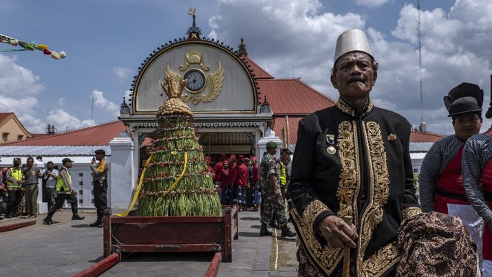 Relawan Keraton Kraton atau yang dikenal dengan sebutan 'Abdi Dalem' menyiapkan 'Gunungan' berupa gunungan, saat upacara Grebeg Syawalan sebagai bagian dari perayaan Idul Fitri di Masjid Agung Kauman pada 22 April 2023. di Yogyakarta, Indonesia. Grebeg Syawal merupakan tradisi yang mengikuti bulan suci Ramadan untuk menyambut Idul Fitri. Tradisi tersebut berupa sesaji sayuran, paprika, telur, dan barang-barang lainnya yang disebut 'Gunungan Wadon' dan 'Gunungan Lanang' yang dibawa ke Masjid Raya sebagai bagian dari simbol sedekah Sri Sultan Hamengkubuwono X kepada rakyatnya. Menerima sebagian Gunungan dipercaya membawa keberuntungan dan berkah untuk setahun ke depan. (Ulet Ifansasti/Getty Images)