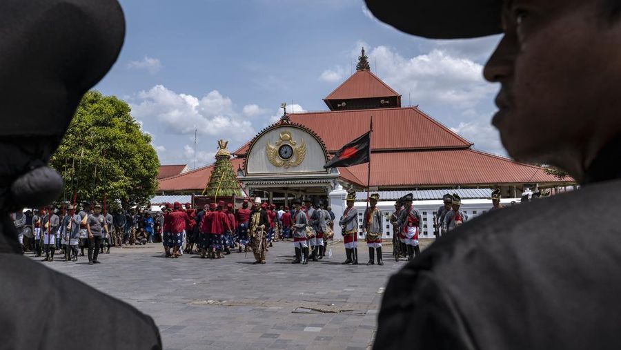 Relawan Keraton Kraton yang dikenal dengan sebutan 'Abdi Dalem' membawa 'Gunungan' berupa gunungan kurban dalam upacara Grebeg Syawalan dalam rangka perayaan Idul Fitri di Masjid Agung Kauman pada 22 April 2023. di Yogyakarta, Indonesia. Grebeg Syawal merupakan tradisi yang mengikuti bulan suci Ramadan untuk menyambut Idul Fitri. Tradisi tersebut berupa sesaji sayuran, paprika, telur, dan barang-barang lainnya yang disebut 'Gunungan Wadon' dan 'Gunungan Lanang' yang dibawa ke Masjid Raya sebagai bagian dari simbol sedekah Sri Sultan Hamengkubuwono X kepada rakyatnya. Menerima sebagian Gunungan dipercaya membawa keberuntungan dan berkah untuk setahun ke depan. (Ulet Ifansasti/Getty Images)