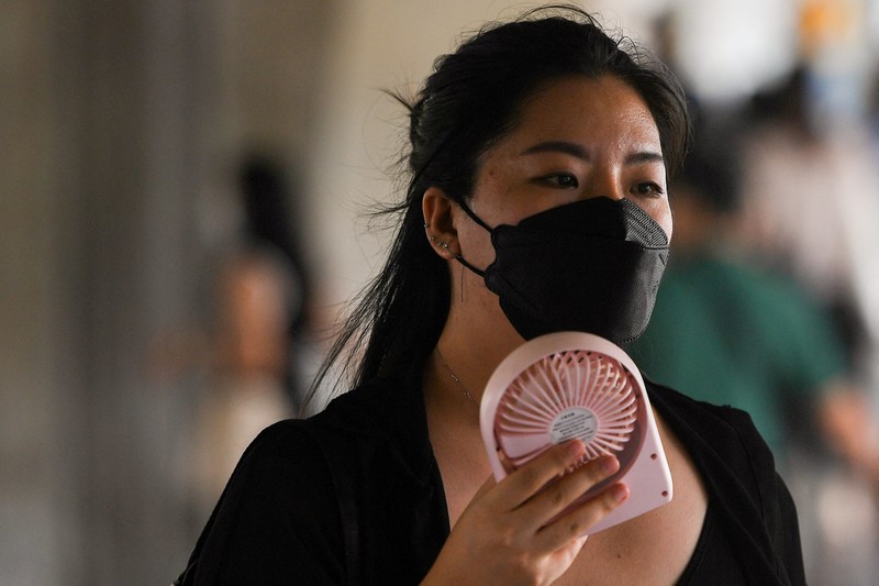 Seorang wanita menggunakan kipas tangan saat suhu mencapai rekor 45,4 derajat Celcius (113,7 Fahrenheit) di Bangkok, Thailand, 22 April 2023. Seorang wanita menggunakan kipas tangan saat suhu mencapai rekor 45,4 derajat Celcius (113,7 Fahrenheit) di Bangkok, Thailand, 22 April 2023. (REUTERS/Chalinee Thirasupa)