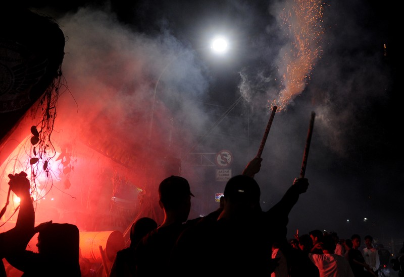 Takbiran Keliling YOGYAKARTA, INDONESIA - APRIL 21: Indonesian Muslims play with fire during a parade as Muslims celebrate Eid Al-Fitr to mark the end of the holy month of Ramadan on April 21, 2023 in Yogyakarta, Indonesia. Muslims around the world celebrate Eid al-Fitr with their families with feasts to mark the end of Ramadan, the holy month of fasting. (Photo by Ulet Ifansasti/Getty Images)