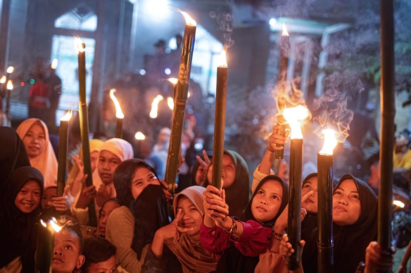 Takbiran Keliling YOGYAKARTA, INDONESIA - APRIL 21: Indonesian Muslims play with fire during a parade as Muslims celebrate Eid Al-Fitr to mark the end of the holy month of Ramadan on April 21, 2023 in Yogyakarta, Indonesia. Muslims around the world celebrate Eid al-Fitr with their families with feasts to mark the end of Ramadan, the holy month of fasting. (Photo by Ulet Ifansasti/Getty Images)