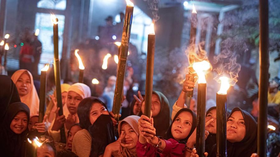 YOGYAKARTA, INDONESIA - APRIL 21: Indonesian Muslims play with fire during a parade as Muslims celebrate Eid Al-Fitr to mark the end of the holy month of Ramadan on April 21, 2023 in Yogyakarta, Indonesia. Muslims around the world celebrate Eid al-Fitr with their families with feasts to mark the end of Ramadan, the holy month of fasting. (Photo by Ulet Ifansasti/Getty Images)