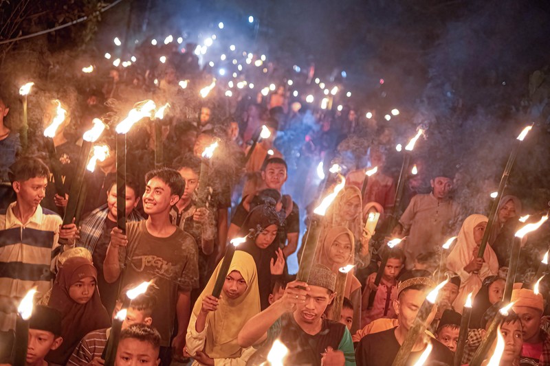Takbiran Keliling YOGYAKARTA, INDONESIA - APRIL 21: Indonesian Muslims play with fire during a parade as Muslims celebrate Eid Al-Fitr to mark the end of the holy month of Ramadan on April 21, 2023 in Yogyakarta, Indonesia. Muslims around the world celebrate Eid al-Fitr with their families with feasts to mark the end of Ramadan, the holy month of fasting. (Photo by Ulet Ifansasti/Getty Images)