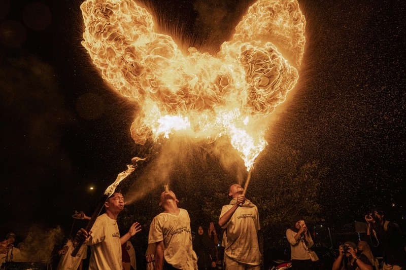 Takbiran Keliling YOGYAKARTA, INDONESIA - APRIL 21: Indonesian Muslims play with fire during a parade as Muslims celebrate Eid Al-Fitr to mark the end of the holy month of Ramadan on April 21, 2023 in Yogyakarta, Indonesia. Muslims around the world celebrate Eid al-Fitr with their families with feasts to mark the end of Ramadan, the holy month of fasting. (Photo by Ulet Ifansasti/Getty Images)