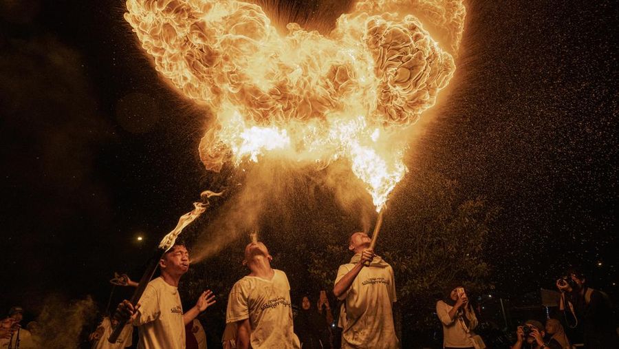 YOGYAKARTA, INDONESIA - APRIL 21: Indonesian Muslims play with fire during a parade as Muslims celebrate Eid Al-Fitr to mark the end of the holy month of Ramadan on April 21, 2023 in Yogyakarta, Indonesia. Muslims around the world celebrate Eid al-Fitr with their families with feasts to mark the end of Ramadan, the holy month of fasting. (Photo by Ulet Ifansasti/Getty Images)