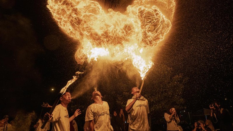 YOGYAKARTA, INDONESIA - APRIL 21: Indonesian Muslims play with fire during a parade as Muslims celebrate Eid Al-Fitr to mark the end of the holy month of Ramadan on April 21, 2023 in Yogyakarta, Indonesia. Muslims around the world celebrate Eid al-Fitr with their families with feasts to mark the end of Ramadan, the holy month of fasting. (Photo by Ulet Ifansasti/Getty Images)