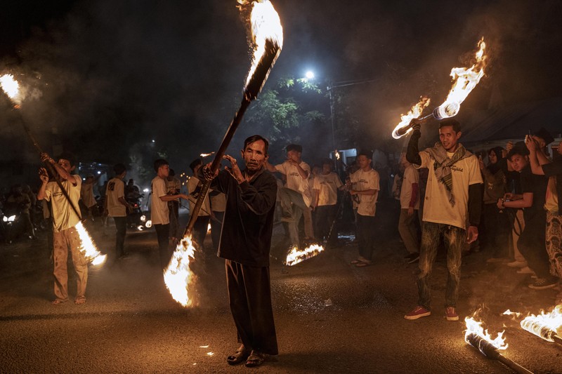 Takbiran Keliling YOGYAKARTA, INDONESIA - APRIL 21: Indonesian Muslims play with fire during a parade as Muslims celebrate Eid Al-Fitr to mark the end of the holy month of Ramadan on April 21, 2023 in Yogyakarta, Indonesia. Muslims around the world celebrate Eid al-Fitr with their families with feasts to mark the end of Ramadan, the holy month of fasting. (Photo by Ulet Ifansasti/Getty Images)