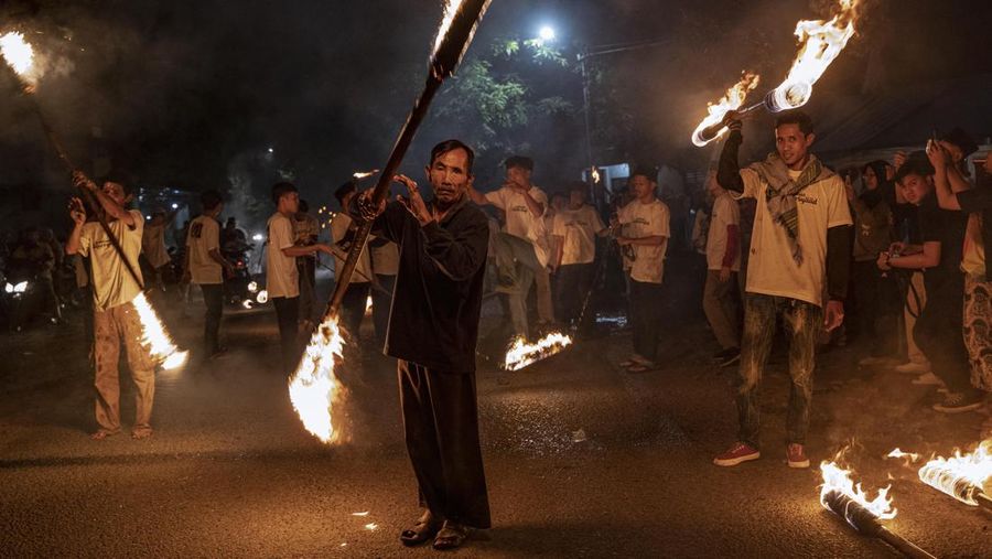 YOGYAKARTA, INDONESIA - APRIL 21: Indonesian Muslims play with fire during a parade as Muslims celebrate Eid Al-Fitr to mark the end of the holy month of Ramadan on April 21, 2023 in Yogyakarta, Indonesia. Muslims around the world celebrate Eid al-Fitr with their families with feasts to mark the end of Ramadan, the holy month of fasting. (Photo by Ulet Ifansasti/Getty Images)