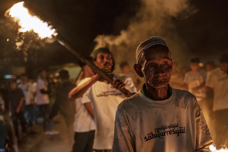 Takbiran Keliling YOGYAKARTA, INDONESIA - APRIL 21: Indonesian Muslims play with fire during a parade as Muslims celebrate Eid Al-Fitr to mark the end of the holy month of Ramadan on April 21, 2023 in Yogyakarta, Indonesia. Muslims around the world celebrate Eid al-Fitr with their families with feasts to mark the end of Ramadan, the holy month of fasting. (Photo by Ulet Ifansasti/Getty Images)