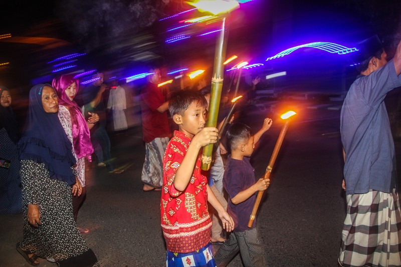 YOGYAKARTA, INDONESIA - APRIL 21: Indonesian Muslims play with fire during a parade as Muslims celebrate Eid Al-Fitr to mark the end of the holy month of Ramadan on April 21, 2023 in Yogyakarta, Indonesia. Muslims around the world celebrate Eid al-Fitr with their families with feasts to mark the end of Ramadan, the holy month of fasting. (Photo by Ulet Ifansasti/Getty Images)