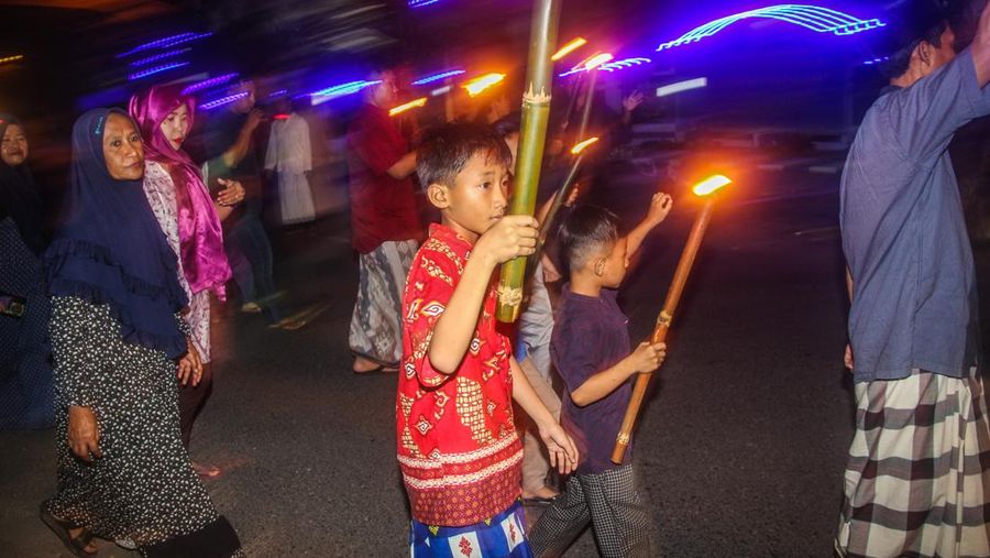 YOGYAKARTA, INDONESIA - APRIL 21: Indonesian Muslims play with fire during a parade as Muslims celebrate Eid Al-Fitr to mark the end of the holy month of Ramadan on April 21, 2023 in Yogyakarta, Indonesia. Muslims around the world celebrate Eid al-Fitr with their families with feasts to mark the end of Ramadan, the holy month of fasting. (Photo by Ulet Ifansasti/Getty Images)