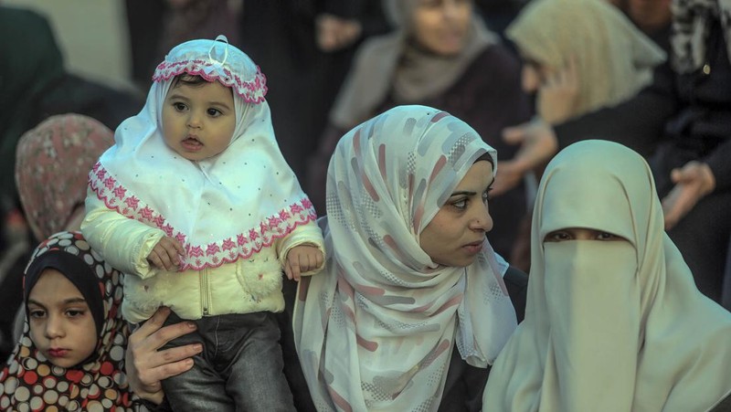 Warga Palestina menghadiri salat Idul Fitri di Kota Gaza. Muslim di seluruh dunia merayakan Idul Fitri, festival tiga hari yang menandai akhir Ramadhan. Idul Fitri adalah salah satu dari dua hari besar dalam kalender Islam. (Mahmoud Issa/SOPA Images/LightRocket via Getty Images)