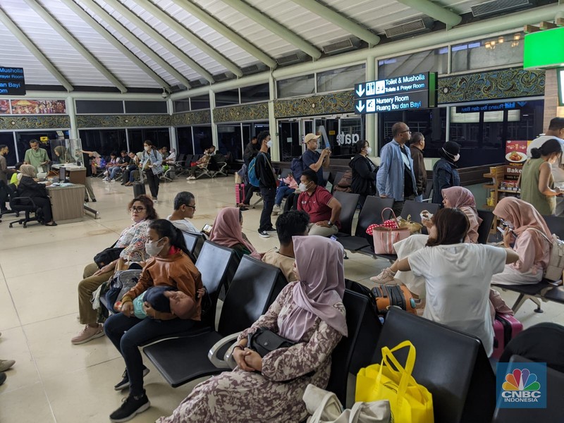 Arus mudik hari kedua Lebaran di Terminal 1 keberangkatan domestik Bandara Soekarno Hatta pukul 05.30 WIB terpantau ramai. (CNBC Indonesia/Emir)