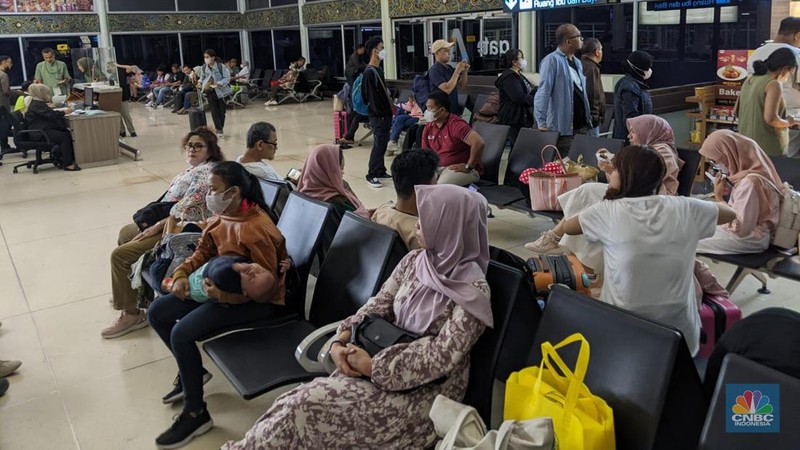 Arus mudik hari kedua Lebaran di Terminal 1 keberangkatan domestik Bandara Soekarno Hatta pukul 05.30 WIB terpantau ramai. (CNBC Indonesia/Emir)
