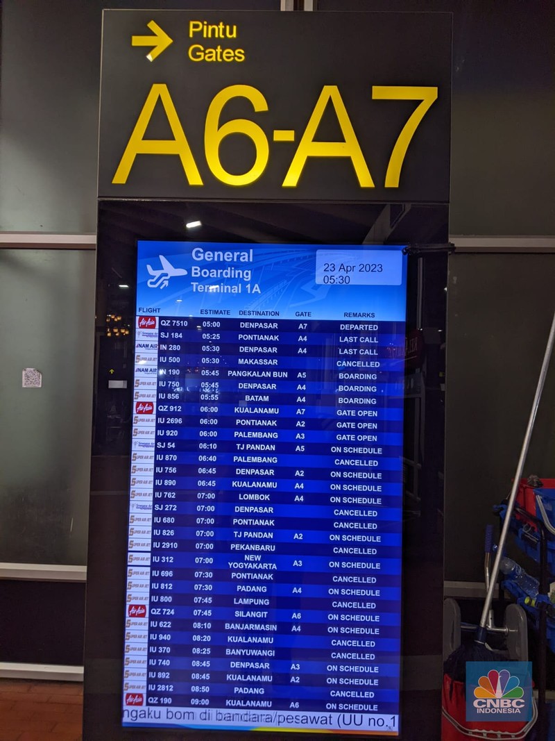 Arus mudik hari kedua Lebaran di Terminal 1 keberangkatan domestik Bandara Soekarno Hatta pukul 05.30 WIB terpantau ramai. (CNBC Indonesia/Emir)