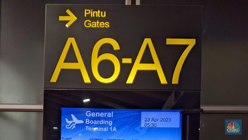 Arus mudik hari kedua Lebaran di Terminal 1 keberangkatan domestik Bandara Soekarno Hatta pukul 05.30 WIB terpantau ramai. (CNBC Indonesia/Emir)